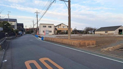 整形地で建築しやすい現地土地写真です。周辺は落ち着いた雰囲気で道路幅もしっかり確保されています。住宅や建物が並び利便性も期待されます。土地の形状や前面道路の様子が分かりやすいです。