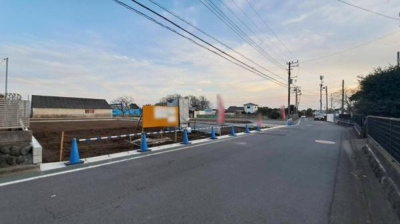 周辺は開放的な雰囲気が広がる現地土地写真です。工事区画も整理されており道路に面したアクセスのしやすさが特長です。敷地の形状や位置関係も把握しやすい写真です。周囲の建物や空の広がりも印象的です。