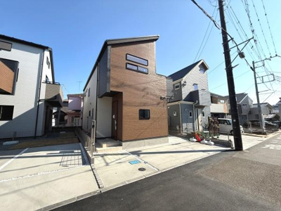 シンプルなデザインとモダンな外観が印象的です。周辺との調和が考えられたファサードです。駐車スペースも確保されており機能性にも配慮されています。新しい生活を想像しやすい外観です。