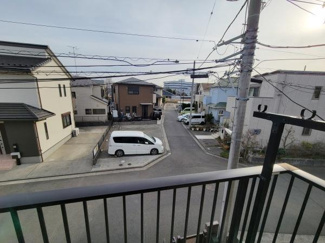 住宅街を見渡せる眺望が魅力です。バルコニーからの開放感を感じられます。道路に面した位置で周囲の様子がよくわかります。整った街並みが印象的です。