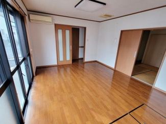 明るい日差しが差し込むリビングは窓が大きく開放感があります。角部屋ならではの光の入り方が印象的です。隣室との続き間が取りやすい設計です。木目の床があたたかみを感じさせ空間を広く感じさせます。