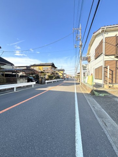 広々とした公道に面しております。