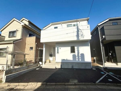 開放感ある街並みに調和した外観が魅力です。前面道路に面しておりアクセスも便利です。周辺には住宅が建ち並び落ち着いた雰囲気が漂っています。宅地の形状も使いやすく建築の可能性が広がります。