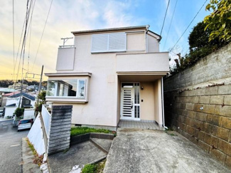 現地写真からも分かる明るい外観が特徴の建物です。前面道路は見通しが良く車の出し入れもスムーズです。道路との高低差がしっかりと確保されており安心感があります。閑静な周辺環境を感じるロケーションです。