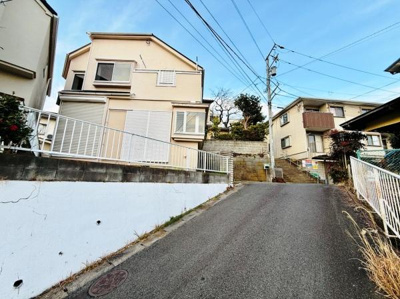 前面道路は舗装されており車の出入りがしやすい印象です。建物は日当たりを感じやすい配置です。周辺には住宅が立ち並び穏やかな雰囲気が伝わってきます。電柱や電線も配され生活インフラも整っています。