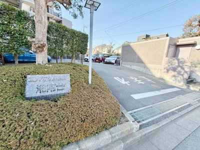 敷地内には緑が多く落ち着いた雰囲気のアプローチが魅力です。車の出入りもスムーズな設計となっています。エントランス付近は開放感があり日当たりも良好です。敷地全体の手入れが行き届いている印象です。