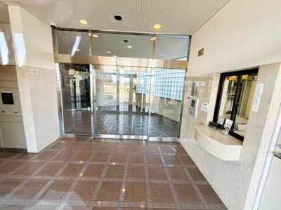 明るく清潔感のあるエントランスです。ガラス扉が開放感を演出しています。管理体制もしっかりしている印象のある空間です。床や壁のタイルも上品で印象的です。