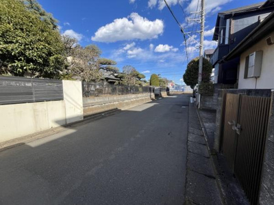 前面道路は歩道と車道が分かれており交通の流れも見通しやすい環境です。道路幅も確保されており車の出入りもスムーズに行えます。周辺には植栽があり落ち着いた雰囲気が広がっています。