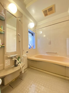 窓付きで換気しやすい浴室。ゆったりとした浴槽で、一日の疲れをしっかり癒せます。