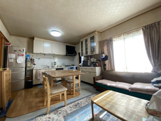 1階ダイニングキッチン部分です。
便利な床下収納と備え付けの食器棚がございます。