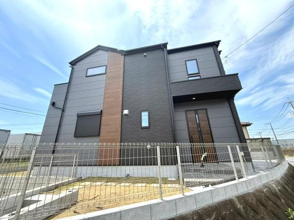 シンプルでモダンなデザインが印象的な外観です。落ち着いた色合いが周囲と調和しています。