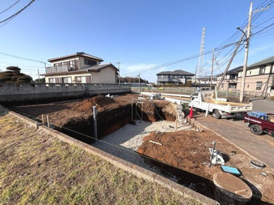 開放感のある外観が特徴的です。敷地内はゆとりが感じられるスペースが確保されています。周辺の住宅環境も落ち着いた雰囲気です。建設準備が進んでおりこれからの変化が楽しみな立地です。