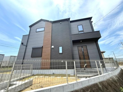 シンプルでモダンなデザインが印象的な外観です。落ち着いた色合いが周囲と調和しています。