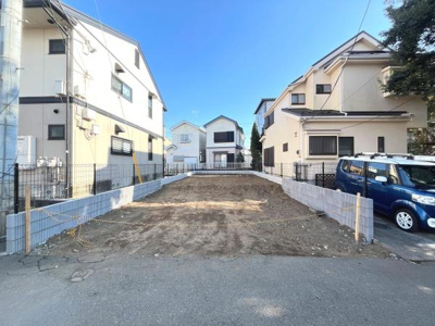 整った区画で建築のプランが立てやすい外観です。前面道路も広くお車の出し入れがしやすいです。周囲には住宅が並び落ち着いた雰囲気です。陽当たりも良好な立地が魅力的です。