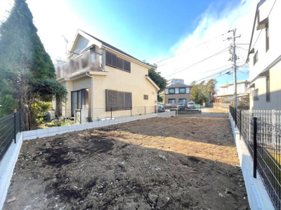 開放感のある角地で日当たりが良好です。周囲は落ち着いた住宅街で前面道路も広く開放的です。工事しやすい整形地となっております。建築プランも立てやすい土地です。