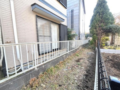 建物横のスペースが確保されており手入れのしやすさが感じられます。採光も十分に取り込める配置です。外観のメンテナンスがしやすい構造です。隣地との境界もしっかり確保されています。