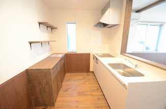 棚付きのシステムキッチン♪