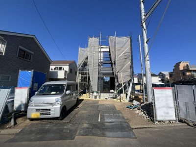 建築中の物件で周囲には新しい住宅が並ぶ落ち着いた街並みが広がっています。前面道路も広く車の出し入れがしやすい立地です。敷地にゆとりがあり駐車スペースも確保されています。
