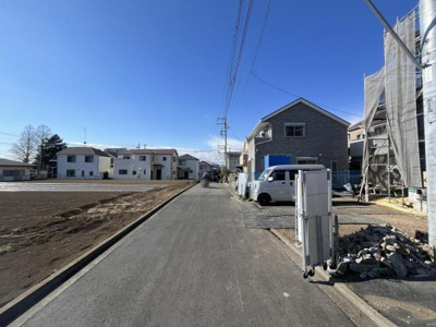 前面道路が広く見通しの良い環境です。周辺には住宅が建ち並び落ち着いた印象を受けます。舗装された道路は車の出入りもスムーズに行えます。青空が広がり現地の雰囲気をしっかり感じられます。