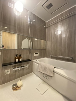 ゆったりと入浴可能な広さの浴室。お子様との入浴も楽しめそうです。