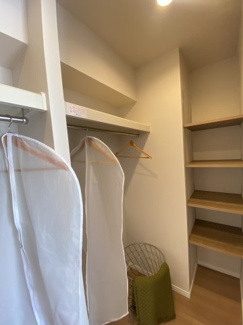 広々とした大容量クローゼット付きで、ご家族の荷物もすっきり収納ができます。