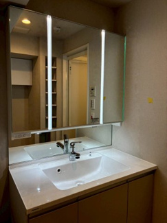 鏡の裏に隠れた収納スペースには歯ブラシや化粧品などの小物類をスマートに収納できます。 機能的で美しい空間を実現し、毎朝の身支度がスムーズに♪