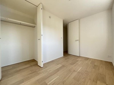 クローゼット付きの収納スペースがあるお部屋です。ナチュラルなフローリングが明るい印象を与えます。壁が白くシンプルな内装が特徴です。奥行きのある収納で整理整頓しやすい空間です。