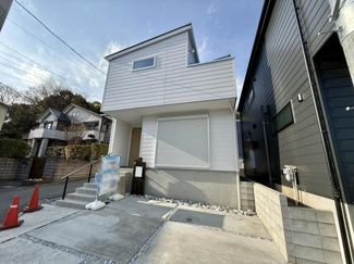 シンプルな外観が印象的な住宅です。角地に建ち開放感を感じられます。周辺には他の住宅も建ち並び落ち着いた雰囲気です。明るい日差しが差し込む環境です。