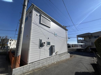 建物の外観がすっきりとした印象です。前面道路は広々とした印象で車の出入りもスムーズに行えます。陽当たりもしっかりと確保されています。電柱や電線など生活インフラも整っています。