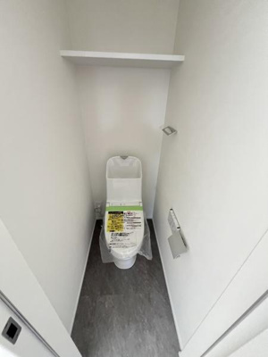 白を基調としたシンプルなデザインで清潔感があります。お手入れしやすい床材が使用されています。備え付けの棚があり収納にも便利です。コンパクトなスペースが有効活用されています。