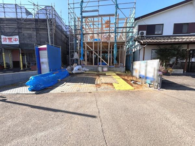 建築中の現地がしっかり確認できる写真です。前面道路は広々としており車両の出入りもスムーズに行えそうです。周辺の様子も分かるため現地の雰囲気をつかみやすい一枚です。着工中ならではの現場感を感じられます。