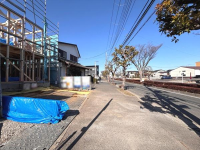 現地周辺は広々とした歩道があり見通しの良い前面道路が続いています。住宅街ならではの落ち着いた雰囲気が感じられます。道路沿いには植栽も施され街並みも整っています。