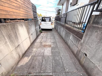 コンクリート舗装が施された駐車場で車の出し入れがしやすい形状です。両側に壁があるため車の保管時にも安心感があります。住宅に隣接しているため利便性が高いです。