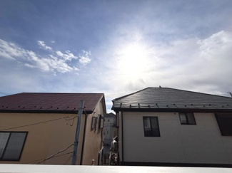 広がる空と柔らかな日差しが特徴的な現地からの眺望です。遮るものが少なく毎日違った空の表情を楽しめます。青空の下で開放感を味わえるのが魅力です。建物の間に広がる空間が心地よい印象を与えます。