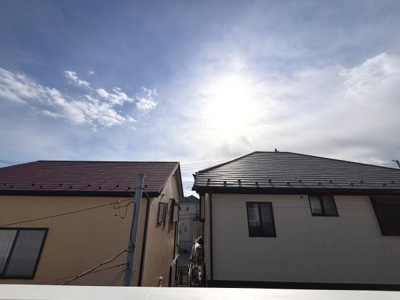 広がる空と柔らかな日差しが特徴的な現地からの眺望です。遮るものが少なく毎日違った空の表情を楽しめます。青空の下で開放感を味わえるのが魅力です。建物の間に広がる空間が心地よい印象を与えます。