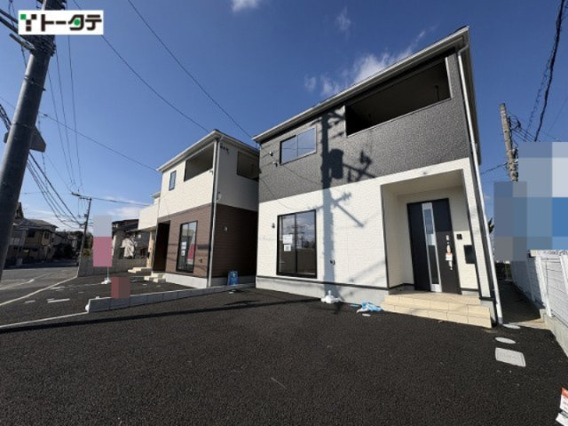 白と黒の2トーンデザインでスタイリッシュな外観が魅力。前面道路も広く、お車の出し入れもスムーズです。