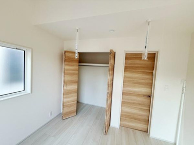 ナチュラルな木目調の扉が印象的な収納スペースです。シンプルで清潔感のある内装が魅力的です。クローゼットがしっかりと設けられておりすっきりと片付けられます。お部屋全体に明るさが感じられます。