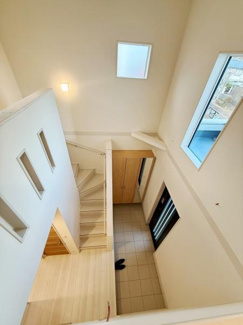 吹き抜けのある玄関は開放感が魅力です。窓からの自然光が明るさを演出しています。シンプルな内装で様々なインテリアと合わせやすいデザインです。玄関から階段までの動線もスムーズです。