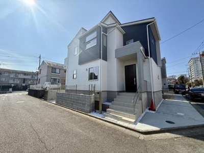 爽やかな外観が印象的な住宅です。シンプルなフォルムと配色のバランスが魅力を引き立てます。角地に位置し車の出入りもしやすい設計です。モダンなデザインが目を引く外観です。