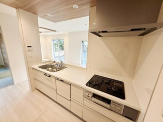 明るく開放感のあるキッチンが毎日の調理を快適にサポートします。シンプルなデザインが空間に調和し美観を保ちやすい仕様です。収納が豊富で整理整頓がしやすい点も魅力です。