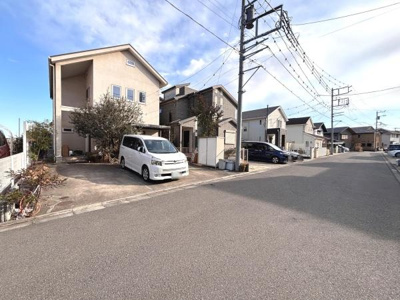 前面道路が広々としており車の出し入れがしやすい印象です。整然とした街並みが広がり周辺環境が整っています。日当たりも確保され明るい雰囲気が感じられます。