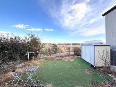 広々とした庭スペースは様々な用途に活用できます。見晴らしの良い景観が魅力的です。物置も設置されており収納にも便利です。フェンスが設置されているので安心感があります。