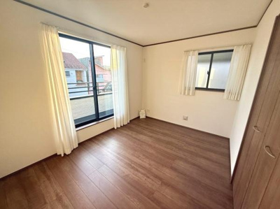 二面採光で明るい洋室です。窓が大きく風通しも良好です。落ち着いた木目調の床が空間に温かみをもたらしています。収納スペースも備わっており使いやすさが魅力です。