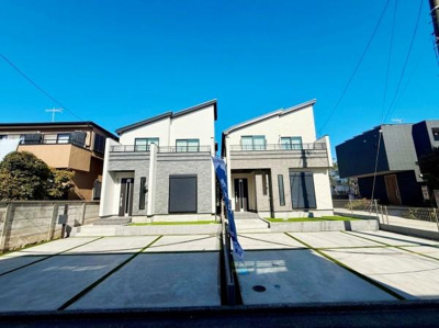 シンプルで洗練された外観が印象的です。駐車スペースが広く車の出し入れも快適に行えます。周囲の建物との調和も取れており落ち着いた雰囲気です。建物のデザインが左右対称で統一感があります。