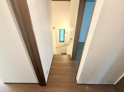 階段部分が明るく手すり付きで移動時にも使いやすい設計です。廊下もすっきりとした印象で空間の使い方にゆとりを感じます。扉や床材の色合いも落ち着いています。住まい全体のバランスが考えられています。