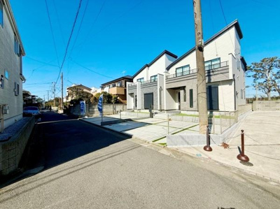 開放感のある前面道路に面した現地の外観写真です。建物の美しいフォルムが際立ち陽当たりも良好です。ゆったりとした敷地が広がり駐車スペースもご覧いただけます。落ち着いた住宅街の一角で安心感を感じられます。