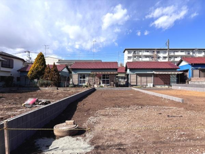 日当たりの良い立地で開放感を感じられる整形地です。前面道路からのアクセスがスムーズで建築の自由度が高い区画です。周辺環境も静かで落ち着いた雰囲気が広がっています。敷地内はフラットで使いやすい印象です。