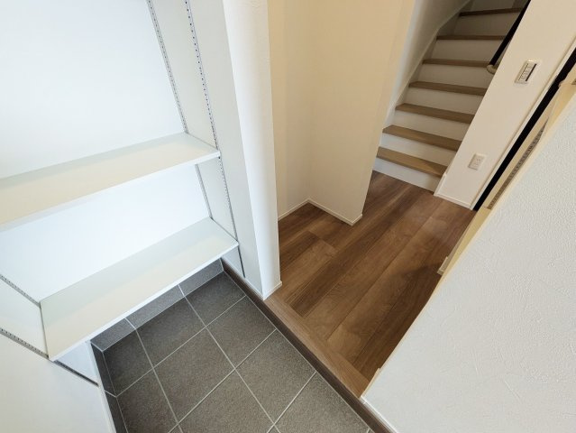 天井の高さまである大型のシューズボックスで家族の靴が増えても安心