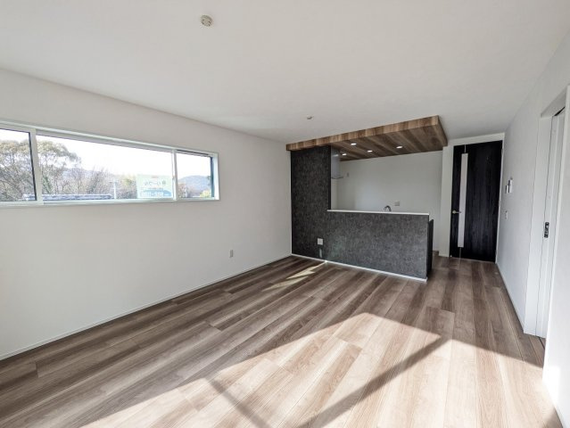 リビングへつながるドアを開くとすぐに開放的なリビングがございます