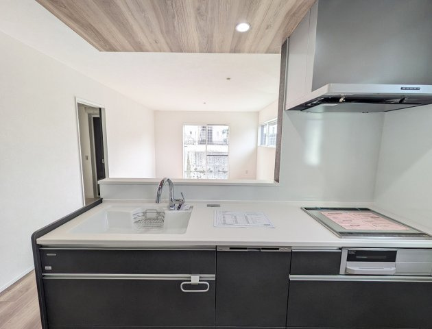 食洗器も標準装備。最新レンジフードは消音設計で効率よく換気できます